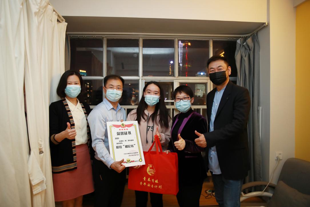 慰问公寓留穗青年现场.jpg